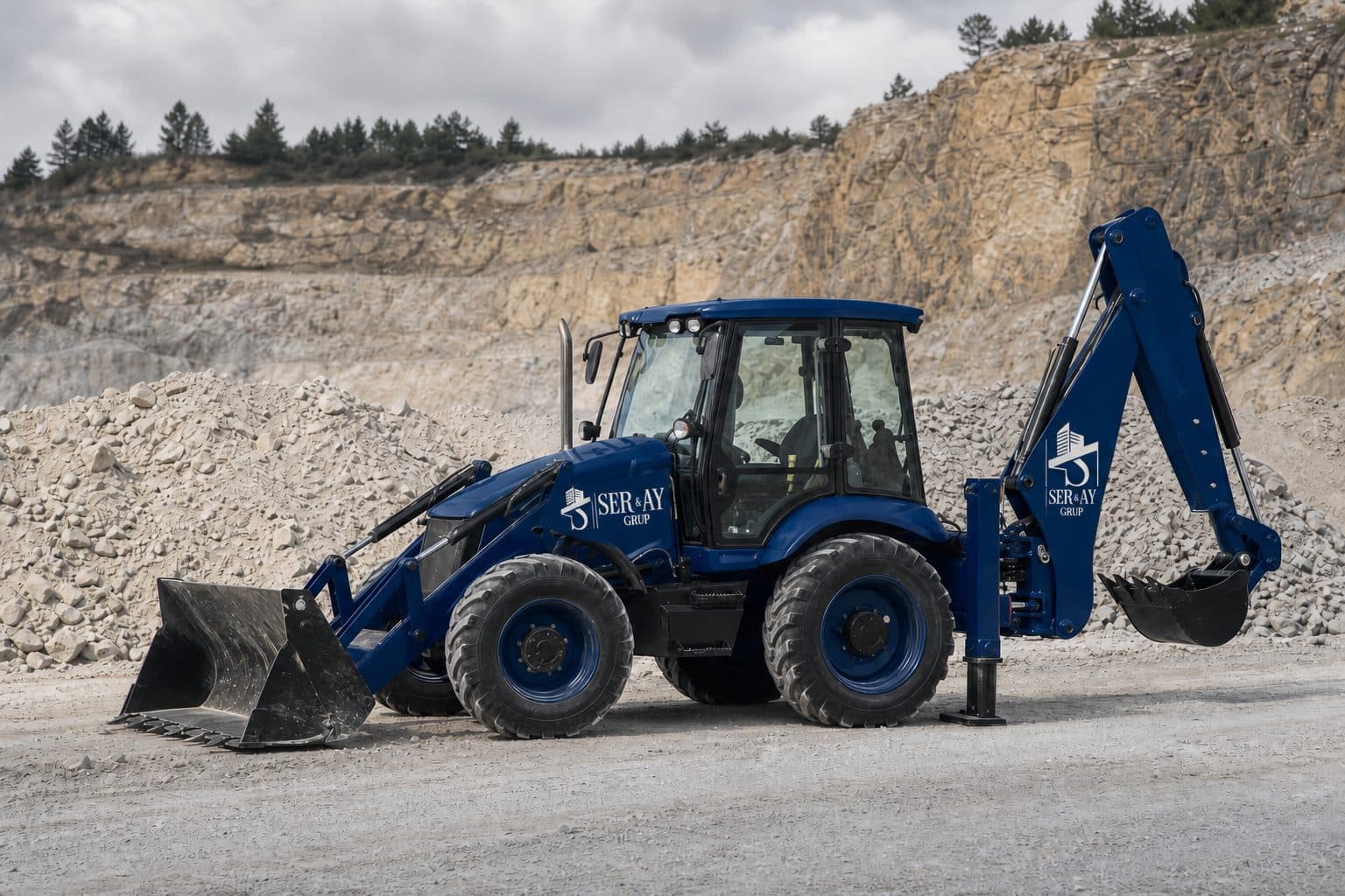 SER & AY GRUP makina parkı lastikli JCB iş makinesi